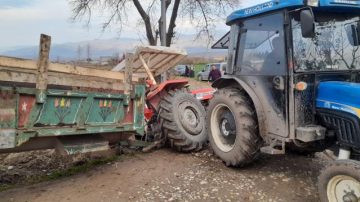 Devrilen traktörün altında kalan sürücü yaralandı