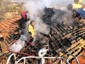 Tokat’ta temizlenmeyen baca yangına neden oldu