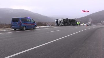 TOKAT’TA ET YÜKLÜ TIR DEVRİLDİ, SÜRÜCÜ YARALANDI