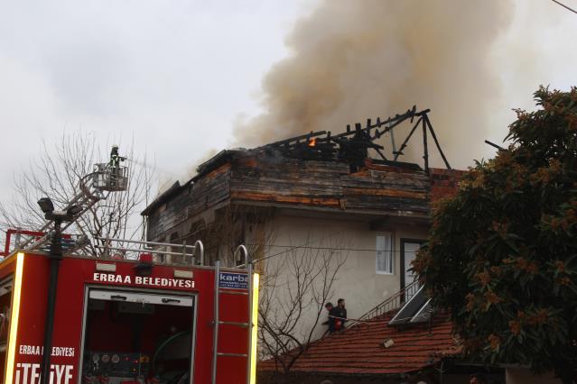 Erbaa’da çıkan yangında evin çatısında hasar oluştu