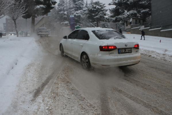 Tokat’ta yoğun kar yağışı; sürücüler zor anlar yaşadı
