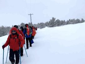 Şehitleri anmak için 1 metre karda yürüdüler