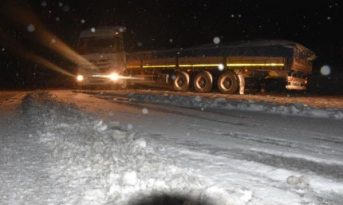 Sivas-Tokat kara yolunda kar yağışı nedeniyle trafikte aksamalar yaşandı