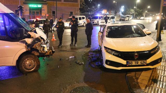 Yarım saat arayla gerçekleşen iki farklı trafik kazası: Toplam 9 yaralı