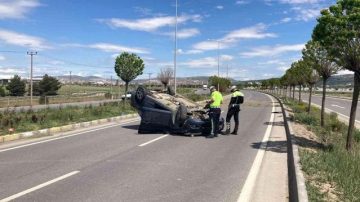 Refüje çıkan otomobil, önce ağaçları biçti ardından ters döndü