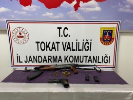 Tokat’ta evinde kalaşnikof tüfek ve tabanca bulunan zanlı yakalandı