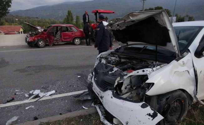 Tokat’ta iki otomobil çarpıştı: 1 ölü, 2 yaralı