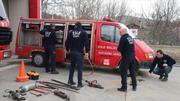 Tokatlı itfaiyeciler iki depremzedeyi kurtarmak için enkazda 20 saat çalıştı