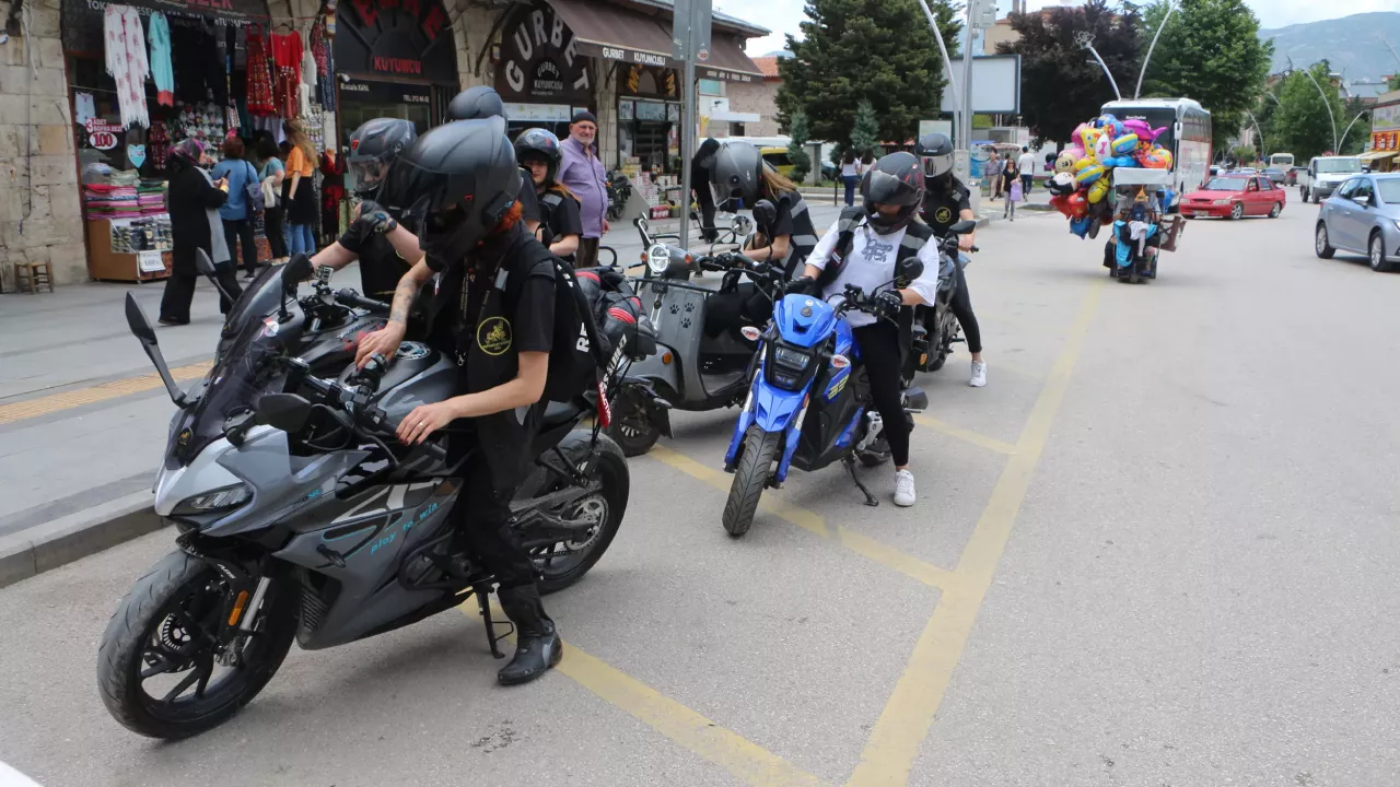 Tokat Kadın Motosikletçiler Kulübü, trafikte farkındalık için broşür dağıttı