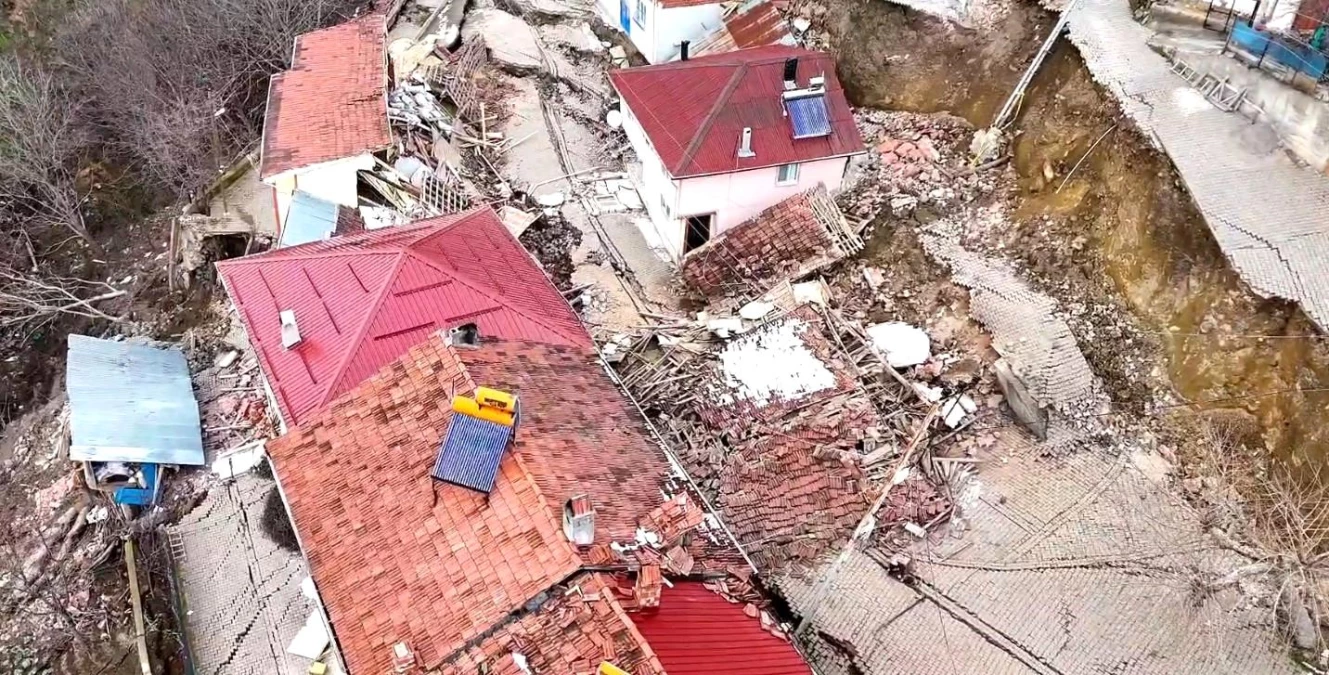 Tokat’ın Niksar ilçesinde heyelan felaketi: 39 ev boşaltıldı, 4 ev ve 1 cami yıkıldı