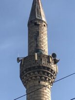 Minareye yıldırım düştü, faciadan dönüldü