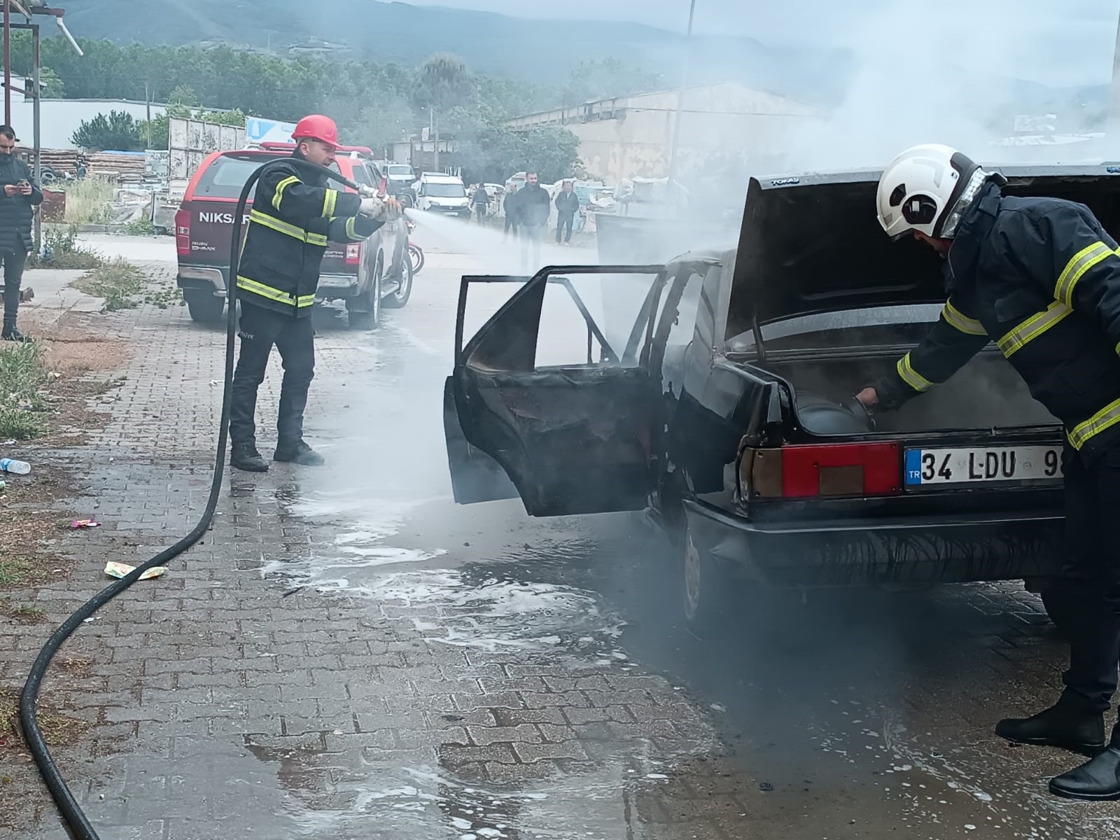 Niksar’da Otomobil Yangını: Araç Kullanılamaz Hale Geldi