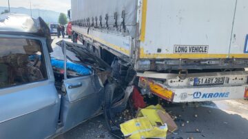 Tokat’ta Talihsiz Kaza: Otomobil Tıra Saplandı, Bir Kişi Hayatını Kaybetti