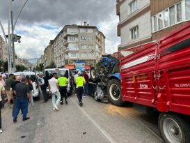 Tokat’ta Freni Boşalan Traktör Araçlara Çarptı: 1 Yaralı