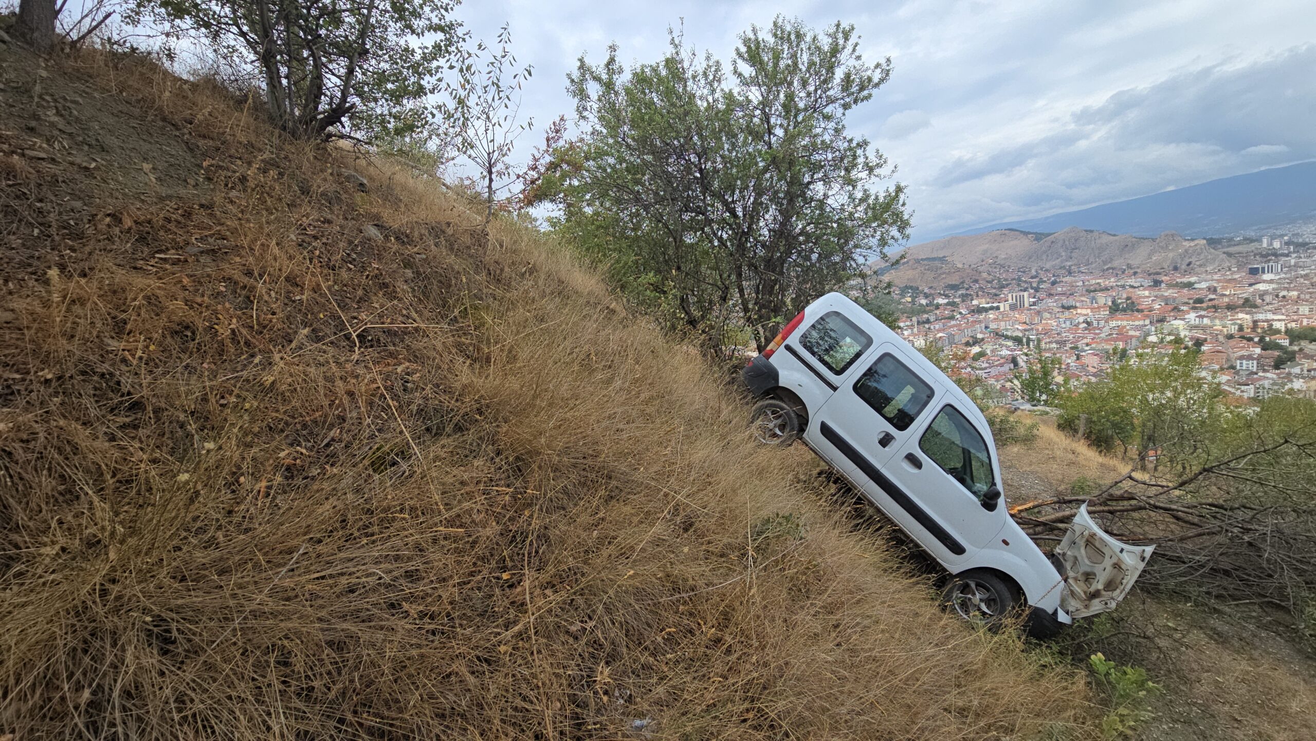 Tokat’ta 15 Metrelik Uçurumdan Düşen Araç Facia Kıl Payı Atlatıldı