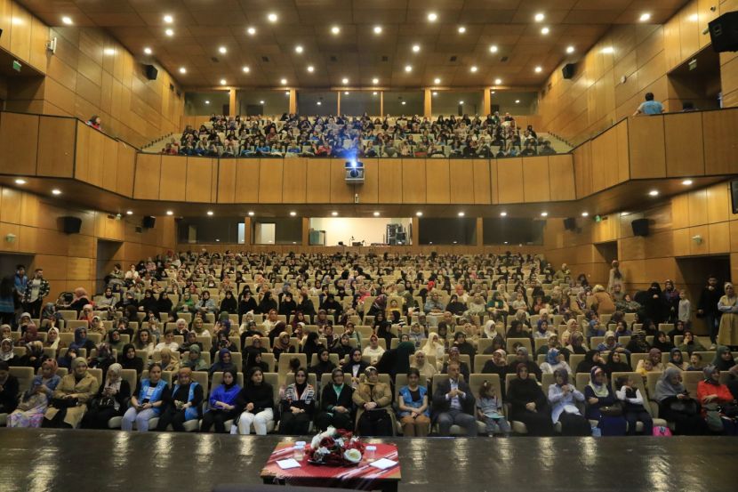 RİZE BELEDİYESİ, MERVE GÜLCEMAL’IN SUNUMUYLA “AİLEMİZ VE İDEAL GENÇLİK” İSİMLİ KONFERANS DÜZENLEDİ