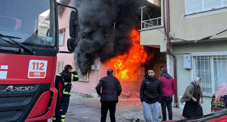 Yangında evde uyuyan baba ve 3 yaşındaki oğlu dumandan etkilendi