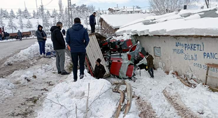 Tokat’ta tır evin bahçesine devrildi: 1 yaralı