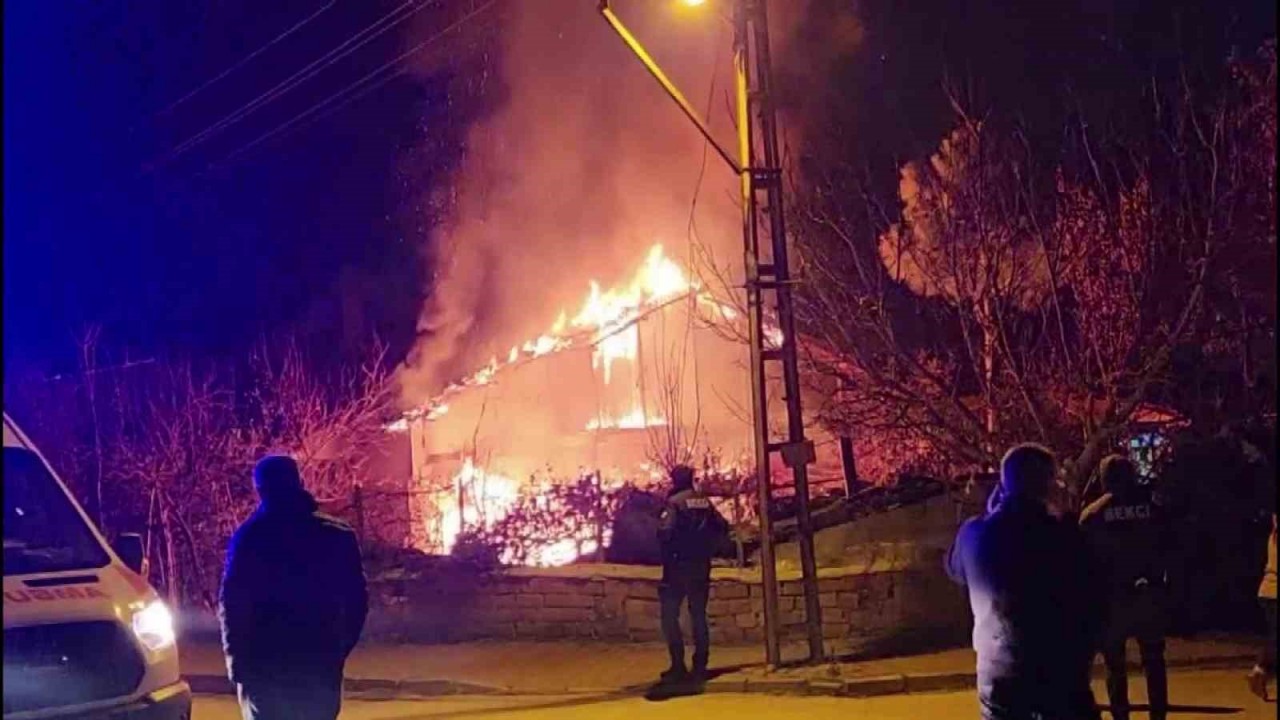 Amasya’da alevlere teslim olan ev kullanılamaz hale geldi – Tokat Haberleri – Tokat Son Dakika