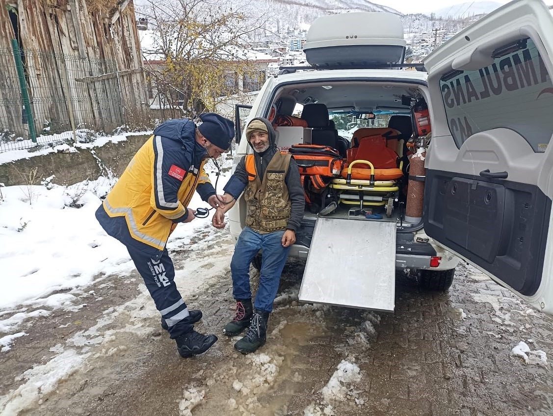 Amasya’da yaylada mahsur kalan vatandaşı acil sağlık ekibi kurtardı – Tokat Haberleri – Tokat Son Dakika