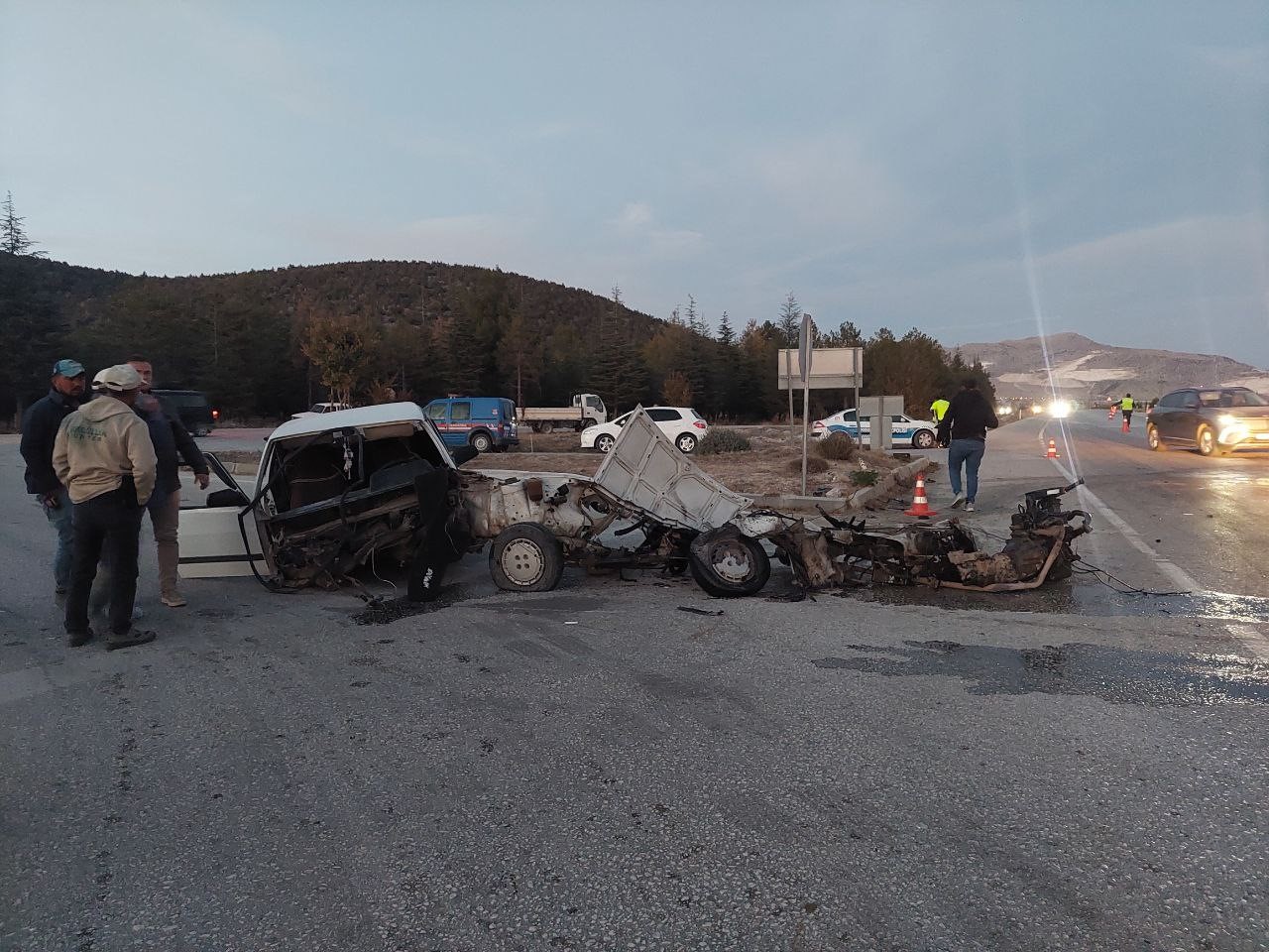 Burdur feci kaza: 6 kişi yaralandı, Tofaş otomobil ikiye bölündü – Tokat Haberleri – Tokat Son Dakika