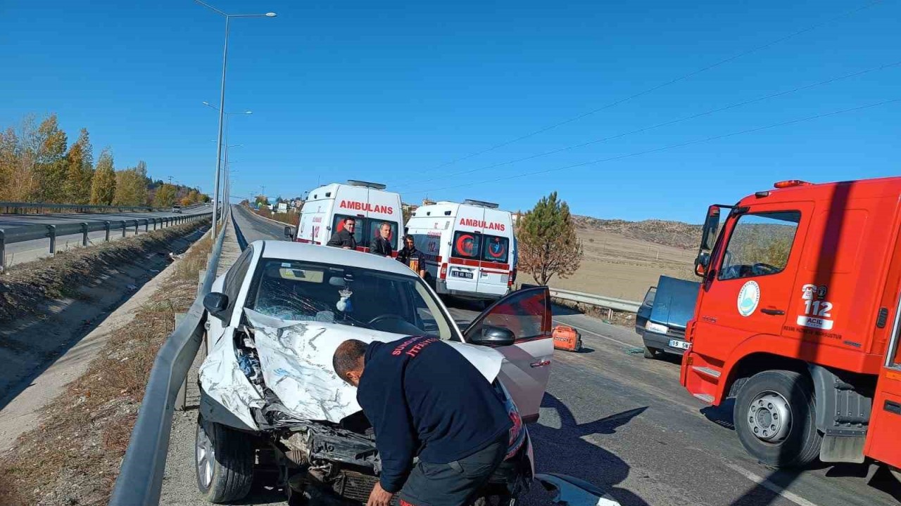 Çorum’da iki otomobil çarpıştı: 3 yaralı – Tokat Haberleri – Tokat Son Dakika