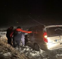 Çorum’da karda mahsur kalan sürücülerin yardımına ekipler yetişiyor – Tokat Haberleri – Tokat Son Dakika