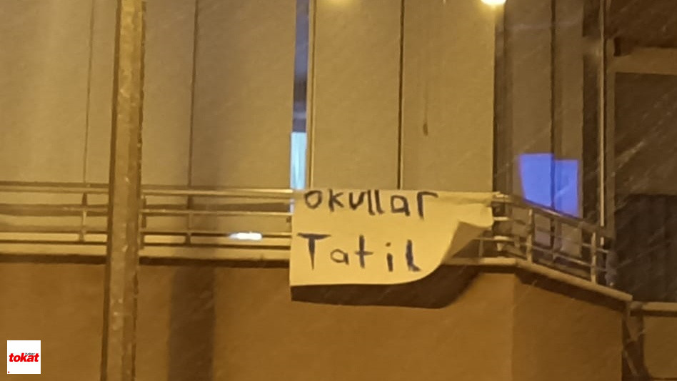 Tokat’ta Kar Tatili: Balkon Pankartlarıyla ‘Bayram’ Havası! – Tokat Haberleri – Tokat Son Dakika