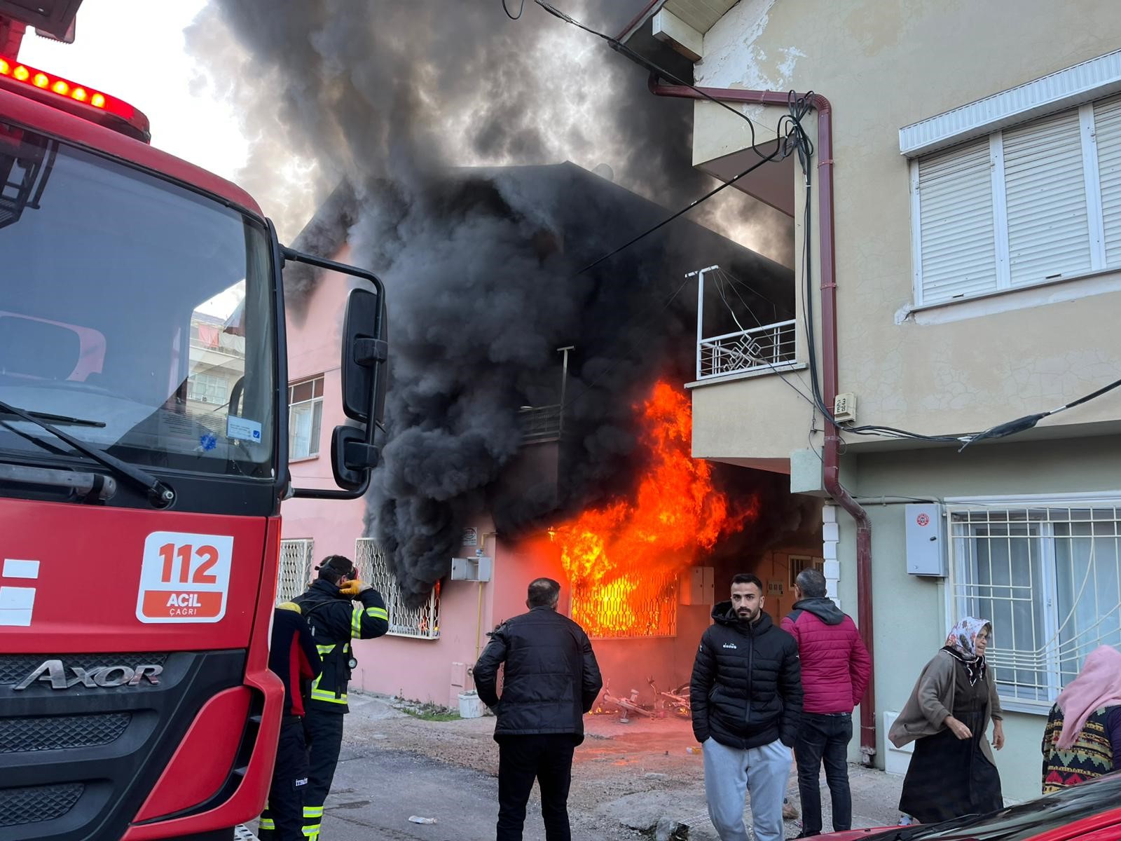 Tokat’ta Ev Yangını: Baba ve 3 Yaşındaki Oğlu Dumandan Etkilendi, Hastaneye Kaldırıldı