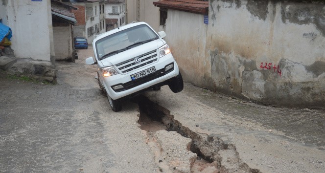 Tokat’ta Aynı Noktada 3 Yıl Arayla Yol Çökmesi: Araç Çukura Saplandı